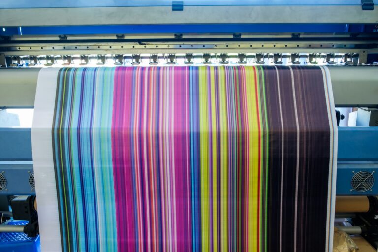 Large inkjet printer working multicolor on vinyl banner